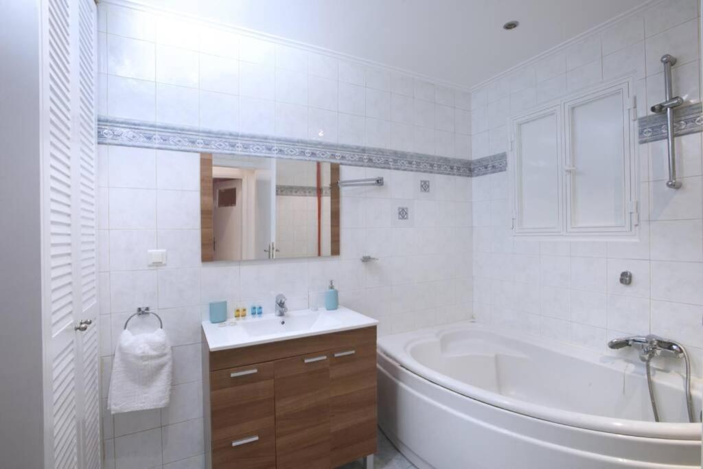 Palaio Faliro, A Bright And Spacious Apartment Athena Bagian luar foto